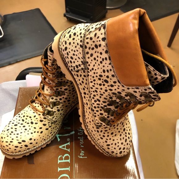 Diva.True Size 6 Ponyhair Ankle Bootie offwhite and black!Draw top and 6.5” tall - Picture 7 of 11